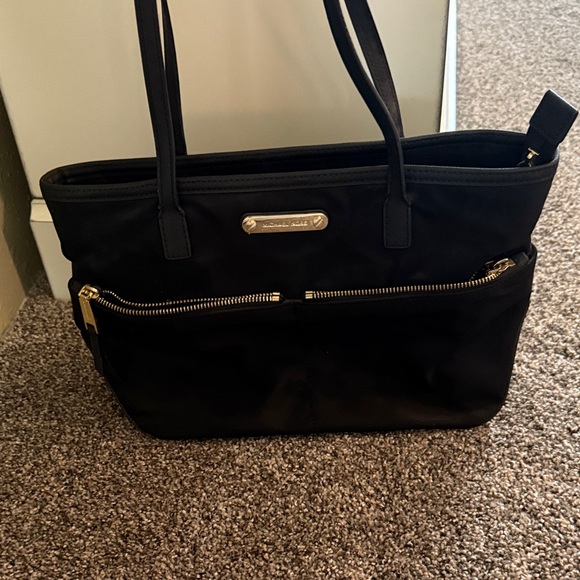 Michael Kors Elegant Black Shoulder Bag with Gold Details - Picture 1 of 13